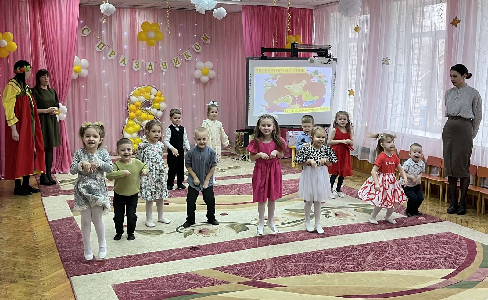 Поздравления для мам и бабушек от воспитанников вторых младших групп 