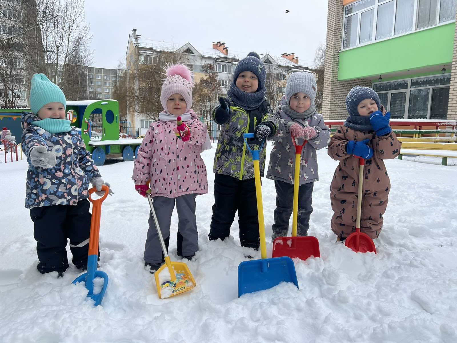 Снежные приключения на прогулке 