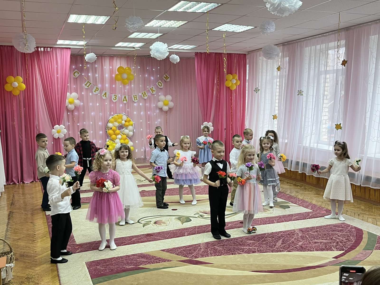 Музыкальный праздник, посвященный празднику 8 Марта в средней группе 2