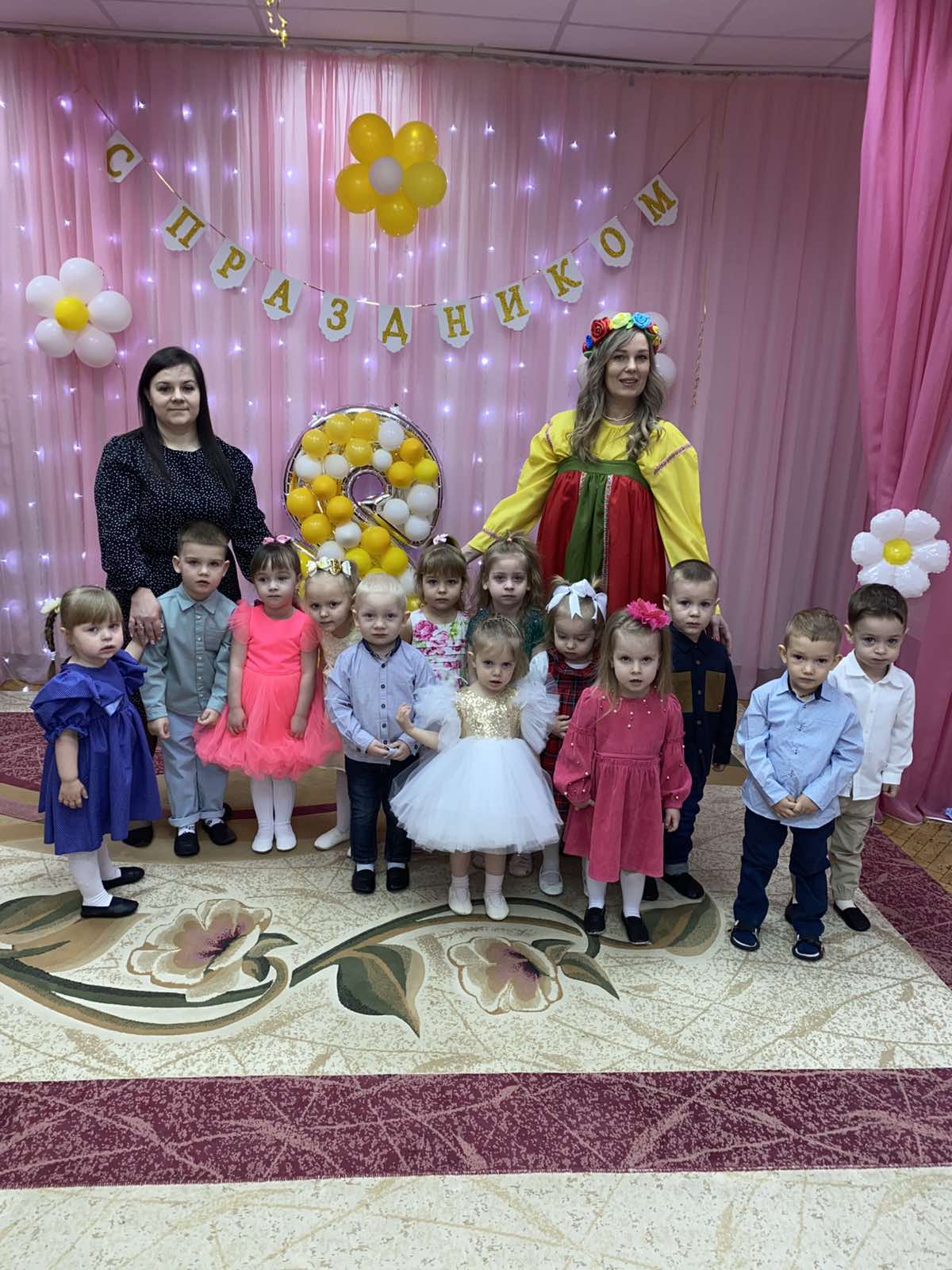 Мам поздравляют малыши