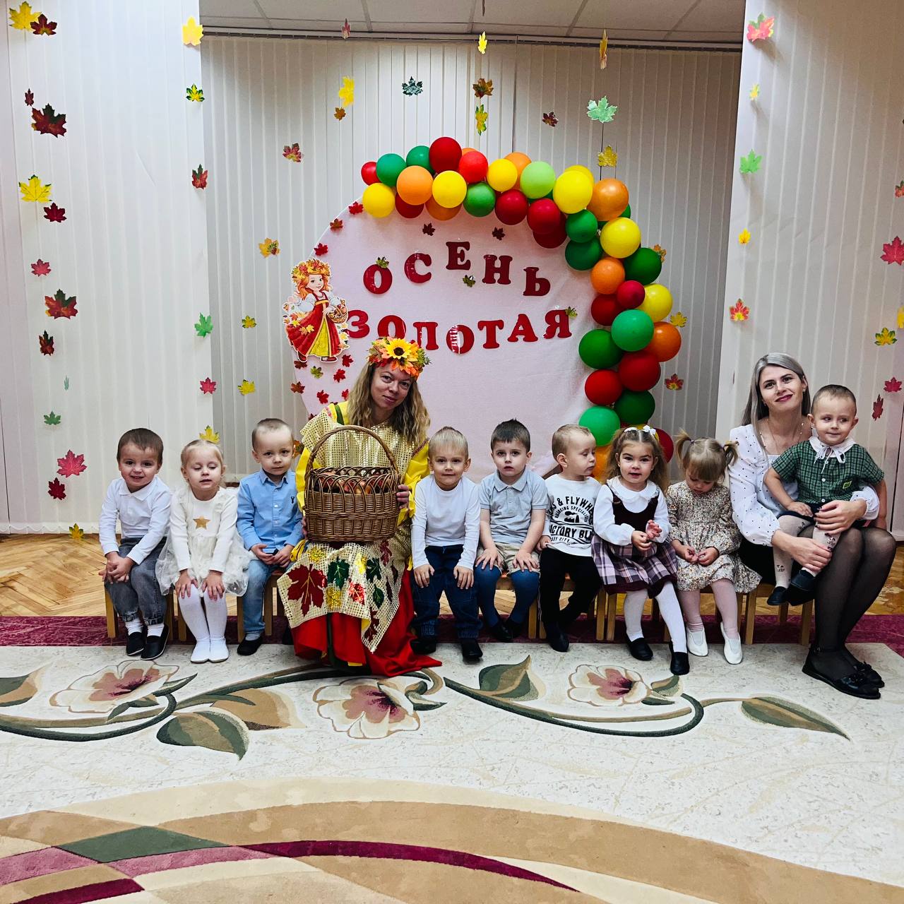 Золотая осень пришла к малышам с играми и угощением 